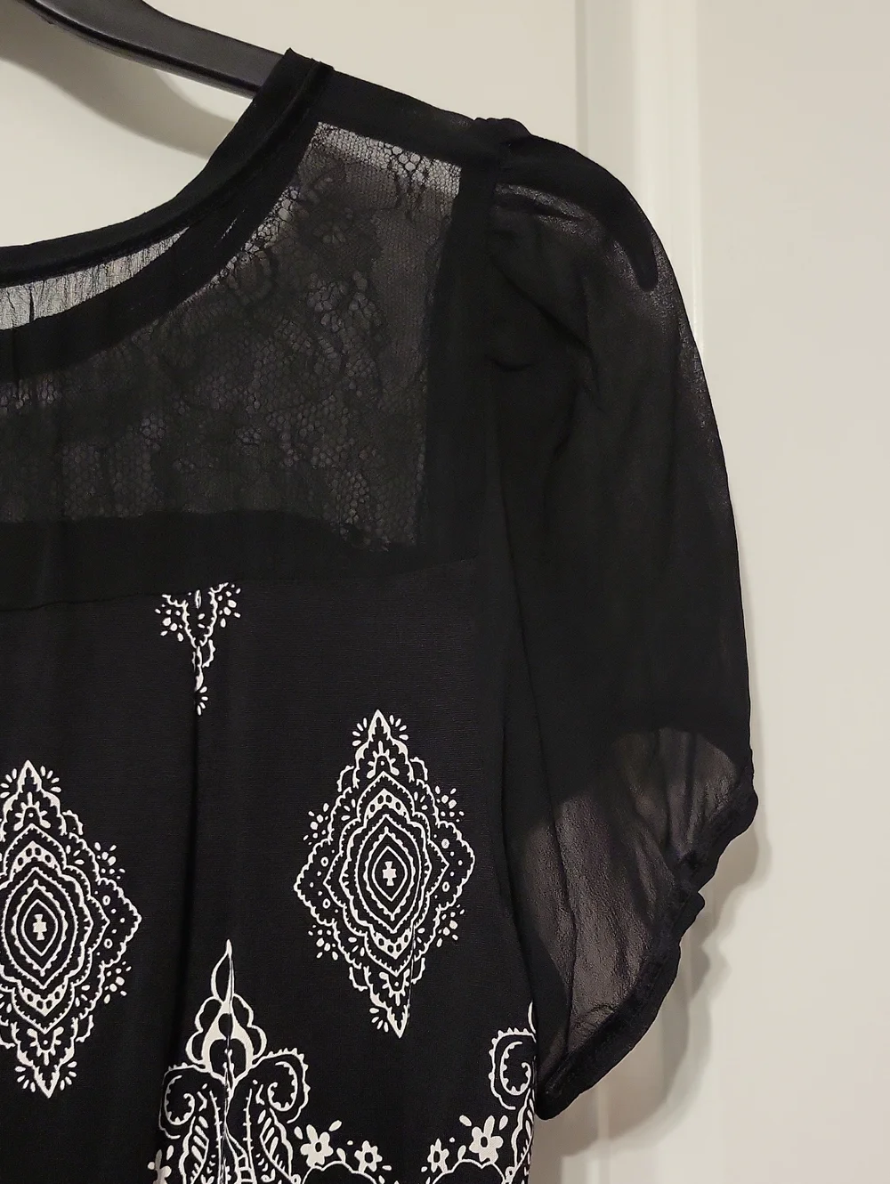 Bila Woman's Lace Top/sleeves & Rayon Blouse. XXL, BLK/CRM, NWT.